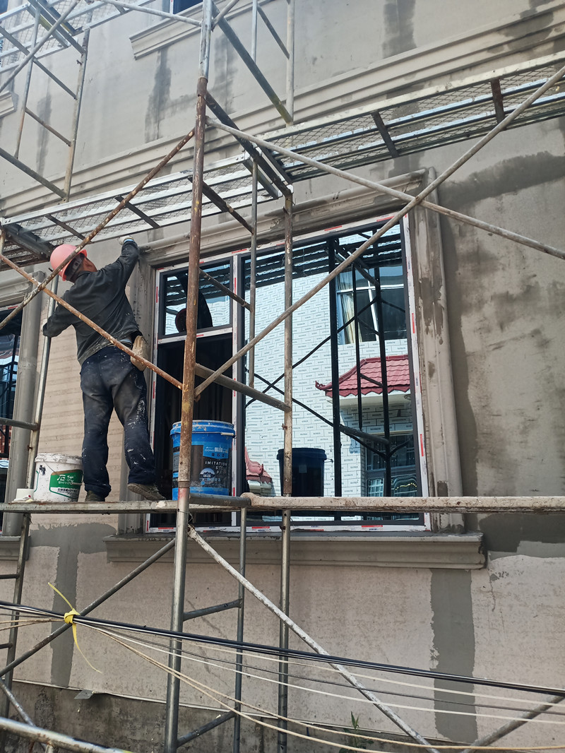 睿婕工作人员正在进行外墙涂料处理