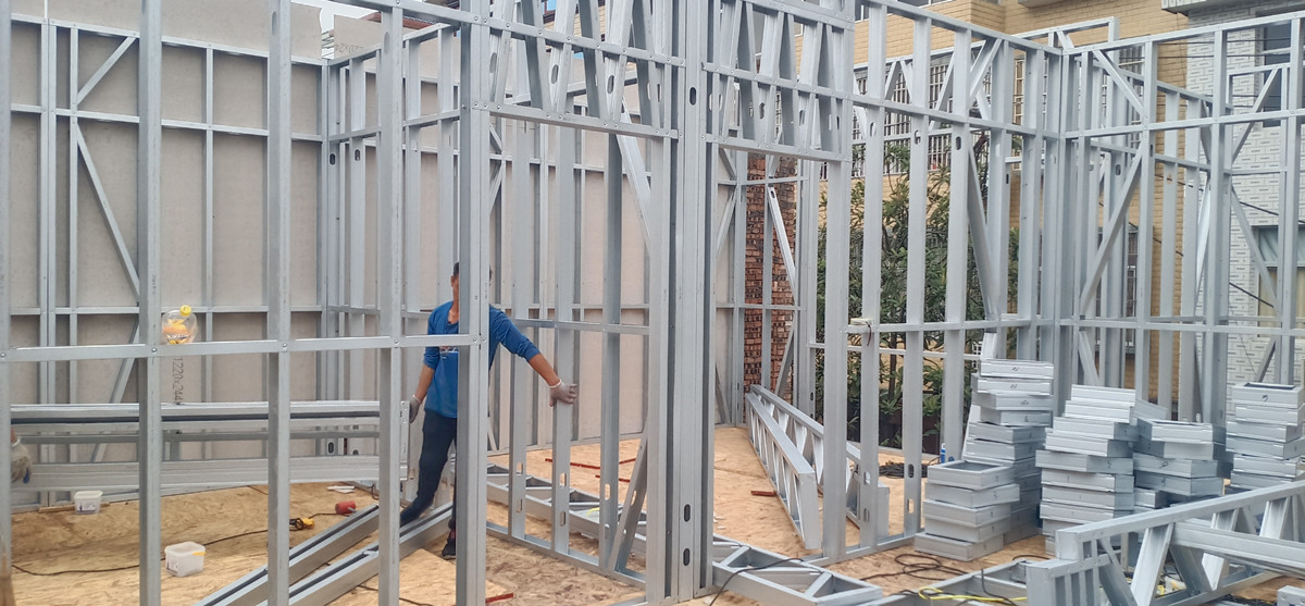 搭建中的轻钢别墅 搭建中的轻钢别墅