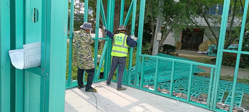 睿婕工作人员正在搭建轻钢别墅 睿婕工作人员正在搭建轻钢别墅
