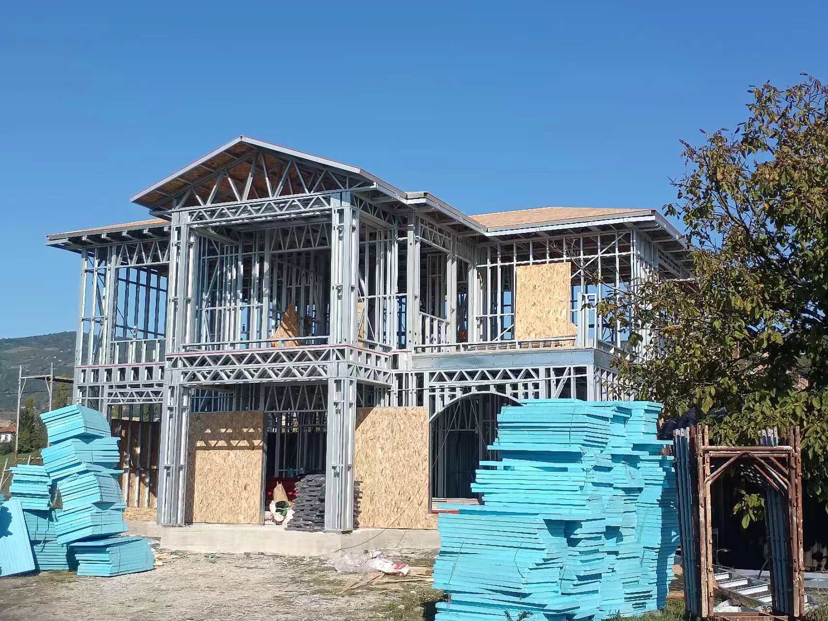 搭建中的轻钢别墅 搭建中的轻钢别墅